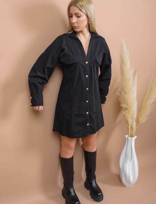 Μαύρο μακρυμάνικο βαμβακερό shirt-look φόρεμα με χρυσά κουμπιά μπροστά, μπροστινές τετράγωνες τσέπες με καπάκι, ρεγκλάν μανικοκόλληση, κουφόπιετα στην πλάτη και φουσκωτά μανίκια Lynne