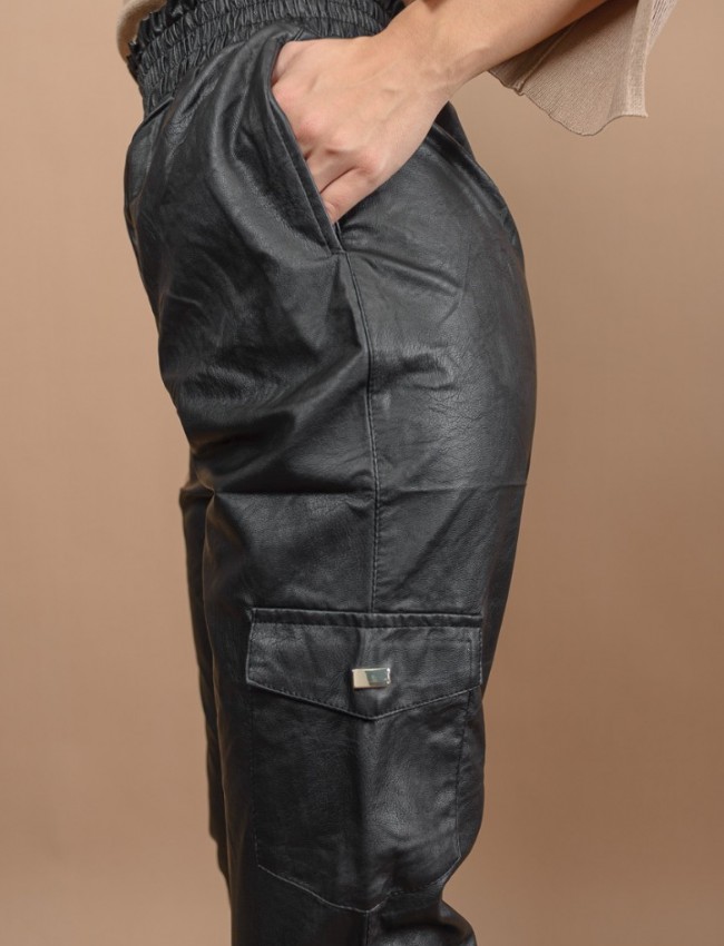 Μαύρο ψηλόμεσο faux-leather παντελόνι με λάστιχο στη μέση, πλαϊνές τσέπες, εξωτερικές τσέπες τύπου cargo και λάστιχο στον ποδόγυρο Lynne