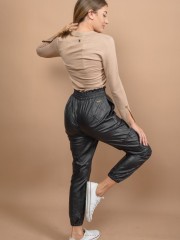 Μαύρο ψηλόμεσο faux-leather παντελόνι με λάστιχο στη μέση, πλαϊνές τσέπες, εξωτερικές τσέπες τύπου cargo και λάστιχο στον ποδόγυρο Lynne
