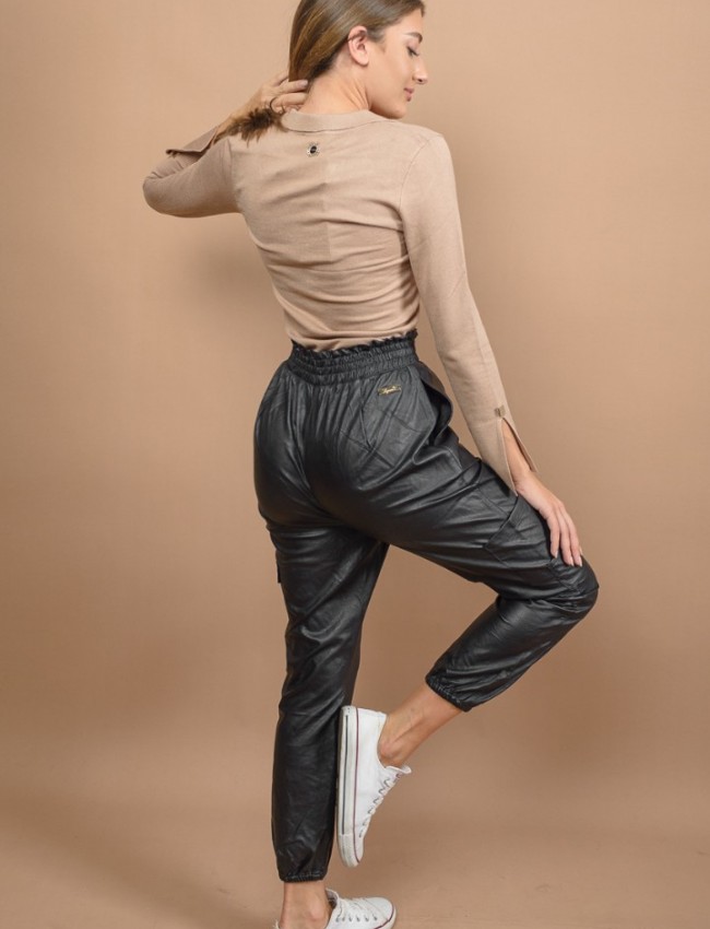 Μαύρο ψηλόμεσο faux-leather παντελόνι με λάστιχο στη μέση, πλαϊνές τσέπες, εξωτερικές τσέπες τύπου cargo και λάστιχο στον ποδόγυρο Lynne