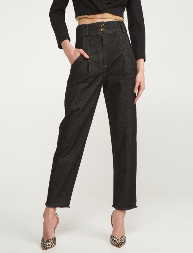 Μαύρο slouchy-fit high-waisted jean με μπάσκα στη μέση, μικρές πιέτες μπροστά και ξέφτι στο τελείωμα Lynne