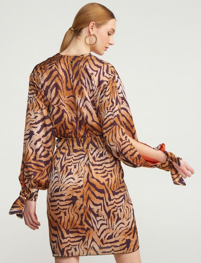 Zebra printed μακρυμάνικο σατέν κοντό φόρεμα, κρουαζέ μπροστά, λάστιχο στη μέση, αποσπώμενη ζώνη και μεγάλα ανοίγματα με δέσιμο στα μανίκια Lynne