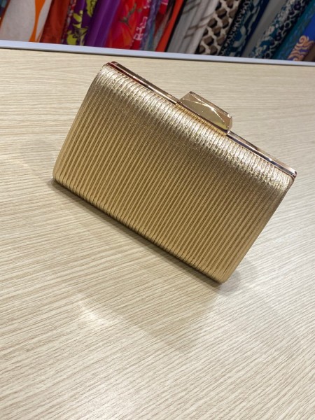 Χρυσό clutch με ανάγλυφη υφή Lynne