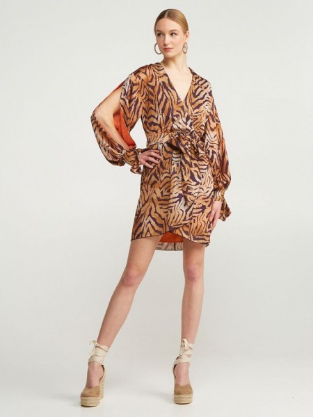 Zebra printed μακρυμάνικο σατέν κοντό φόρεμα, κρουαζέ μπροστά, λάστιχο στη μέση, αποσπώμενη ζώνη και μεγάλα ανοίγματα με δέσιμο στα μανίκια Lynne