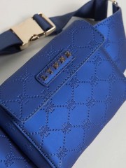 Μπλε ρουά faux-leather τσαντάκι μέσης με ανάγλυφο τύπωμα logo και μεταλλικό κούπμωμα Lynne