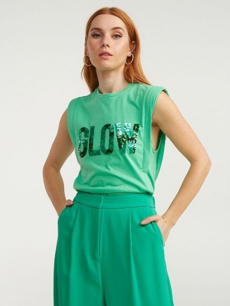 Πράσινη αμάνικη μπλούζα με στρογγυλή λαιμόκοψη, μικρή βάτα στο τελείωμα στους ώμους και τύπωμα με παγιέτα "GLOW" Lynne