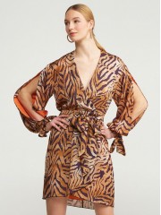 Zebra printed μακρυμάνικο σατέν κοντό φόρεμα, κρουαζέ μπροστά, λάστιχο στη μέση, αποσπώμενη ζώνη και μεγάλα ανοίγματα με δέσιμο στα μανίκια Lynne