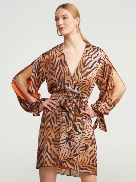 Zebra printed μακρυμάνικο σατέν κοντό φόρεμα, κρουαζέ μπροστά, λάστιχο στη μέση, αποσπώμενη ζώνη και μεγάλα ανοίγματα με δέσιμο στα μανίκια Lynne