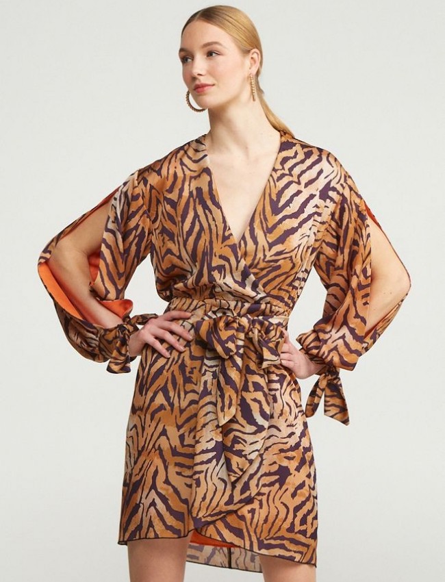 Zebra printed μακρυμάνικο σατέν κοντό φόρεμα, κρουαζέ μπροστά, λάστιχο στη μέση, αποσπώμενη ζώνη και μεγάλα ανοίγματα με δέσιμο στα μανίκια Lynne