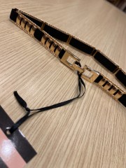 Μαύρη ελαστική ζώνη με μικρά χρυσά μεταλλικά στοιχεία Lynne 