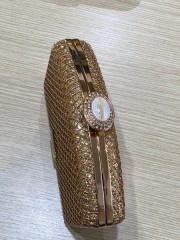 Χρυσό clutch με ιδιαίτερο κούμπωμα Lynne