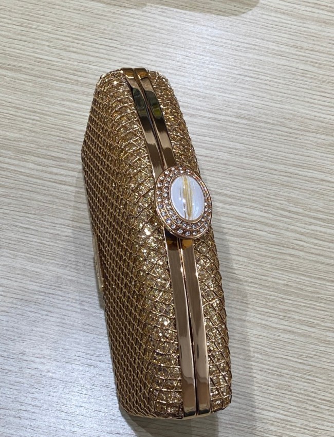 Χρυσό clutch με ιδιαίτερο κούμπωμα Lynne