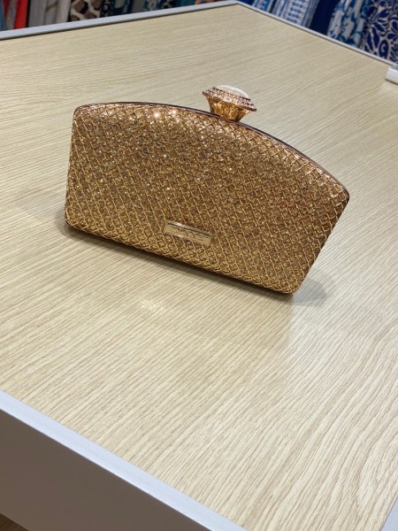 Χρυσό clutch με ιδιαίτερο κούμπωμα Lynne