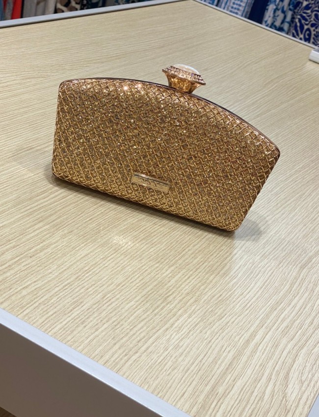 Χρυσό clutch με ιδιαίτερο κούμπωμα Lynne