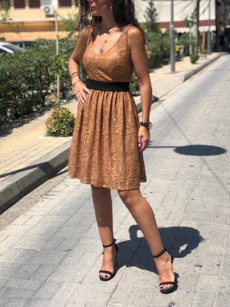 Καμηλό κοντό αμάνικο φόρεμα από δαντέλα με μαύρη φάσα στη μέση Lynne 