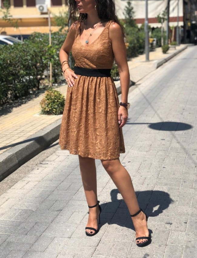 Καμηλό κοντό αμάνικο φόρεμα από δαντέλα με μαύρη φάσα στη μέση Lynne 