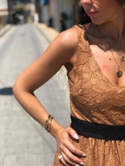 Καμηλό κοντό αμάνικο φόρεμα από δαντέλα με μαύρη φάσα στη μέση Lynne 