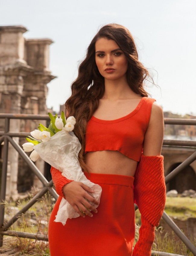 Εκάι ψηλόμεση πλεκτή midi Viola Terracotta φούστα με λάστιχο στη μέση και σκίσιμο στο πλάι