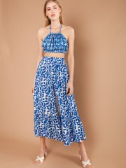 Εμπριμέ μπλε αμάνικη cropped Luce Blue μπλούζα με παρτούς ώμους, λάστιχο κατω απο το μπούστο και δέσιμο στο λαιμό Mallory the Label