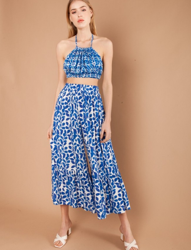 Εμπριμέ μπλε αμάνικη cropped Luce Blue μπλούζα με παρτούς ώμους, λάστιχο κατω απο το μπούστο και δέσιμο στο λαιμό Mallory the Label