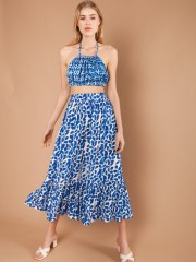 Εμπριμέ μπλε αμάνικη cropped Luce Blue μπλούζα με παρτούς ώμους, λάστιχο κατω απο το μπούστο και δέσιμο στο λαιμό Mallory the Label
