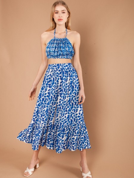 Εμπριμέ μπλε αμάνικη cropped Luce Blue μπλούζα με παρτούς ώμους, λάστιχο κατω απο το μπούστο και δέσιμο στο λαιμό Mallory the Label