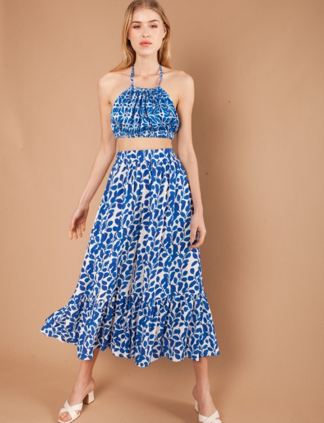 Εμπριμέ μπλε αμάνικη cropped Luce Blue μπλούζα με παρτούς ώμους, λάστιχο κατω απο το μπούστο και δέσιμο στο λαιμό Mallory the Label