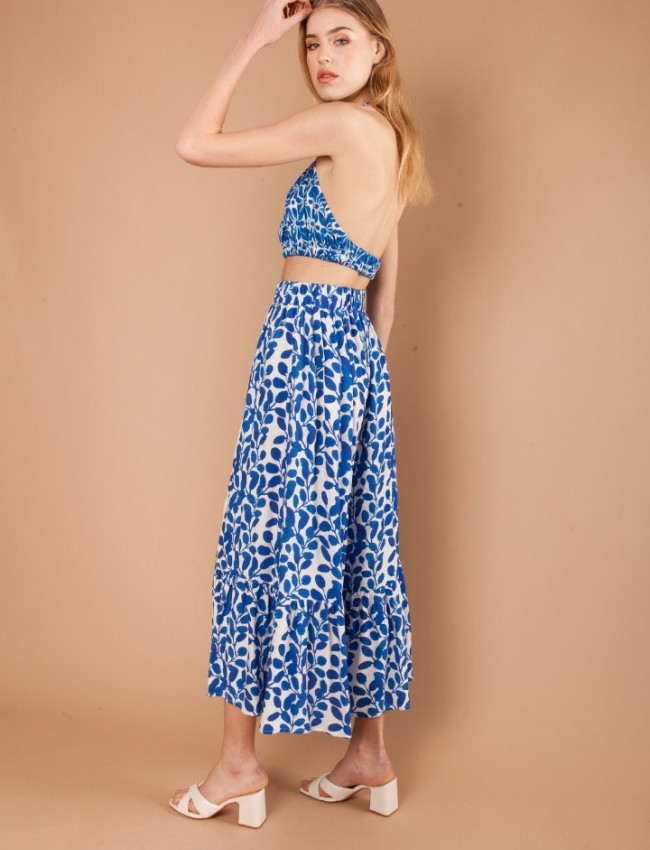 Εμπριμέ μπλε αμάνικη cropped Luce Blue μπλούζα με παρτούς ώμους, λάστιχο κατω απο το μπούστο και δέσιμο στο λαιμό Mallory the Label