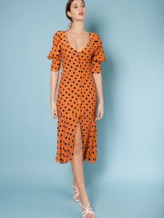 Πουά πορτοκαλί κοντομάνικο midi Mimosa Polka Dot φόρεμα με σούρες στους ώμους, κουμπιά μπροστά και ασυμμετρία μπροστά και βολάν στο τελείωμα Mallory the Label