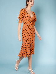 Πουά πορτοκαλί κοντομάνικο midi Mimosa Polka Dot φόρεμα με σούρες στους ώμους, κουμπιά μπροστά και ασυμμετρία μπροστά και βολάν στο τελείωμα Mallory the Label