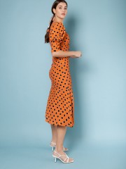 Πουά πορτοκαλί κοντομάνικο midi Mimosa Polka Dot φόρεμα με σούρες στους ώμους, κουμπιά μπροστά και ασυμμετρία μπροστά και βολάν στο τελείωμα Mallory the Label