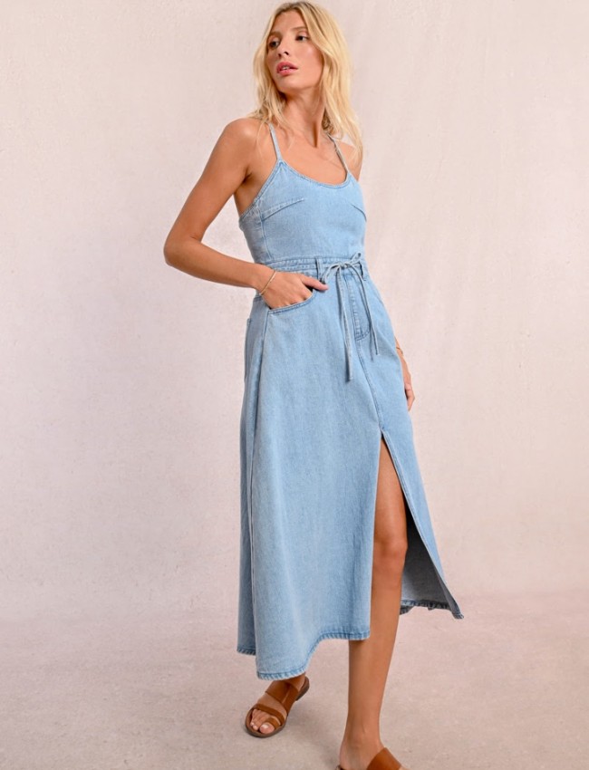 Light blue jean αμάνικο midi κλος φόρεμα, με κρουαζέ στην πλάτη, ρυθμιζόμενα κορδόνια, εξωτερικό φερμουάρ στο πλάι και τετράγωνες τσέπες πίσω και άνοιγμα μπροστά MOLLY BRACKEN