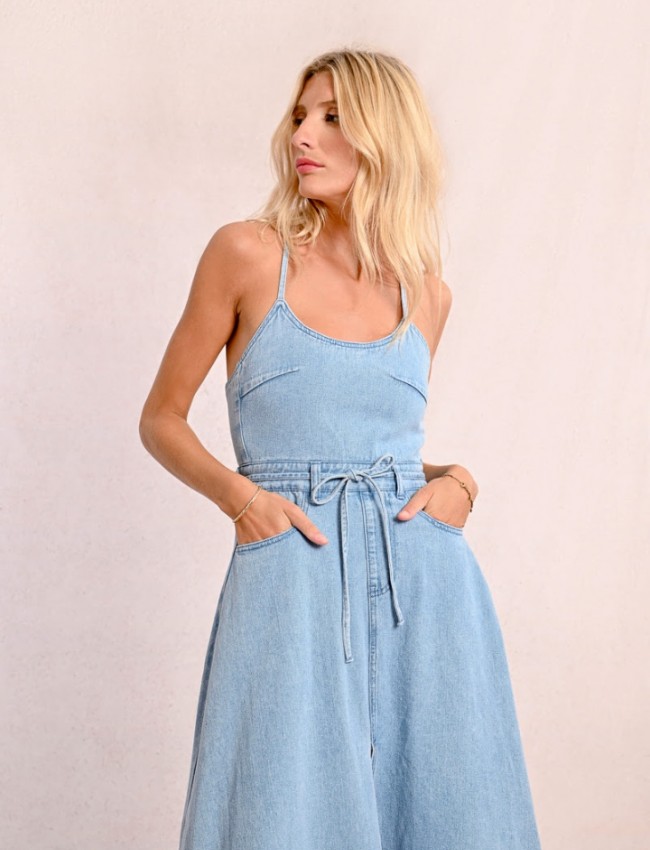 Light blue jean αμάνικο midi κλος φόρεμα, με κρουαζέ στην πλάτη, ρυθμιζόμενα κορδόνια, εξωτερικό φερμουάρ στο πλάι και τετράγωνες τσέπες πίσω και άνοιγμα μπροστά MOLLY BRACKEN