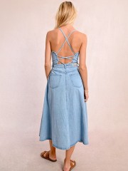 Light blue jean αμάνικο midi κλος φόρεμα, με κρουαζέ στην πλάτη, ρυθμιζόμενα κορδόνια, εξωτερικό φερμουάρ στο πλάι και τετράγωνες τσέπες πίσω και άνοιγμα μπροστά MOLLY BRACKEN