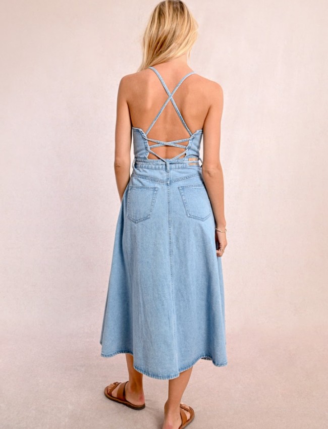 Light blue jean αμάνικο midi κλος φόρεμα, με κρουαζέ στην πλάτη, ρυθμιζόμενα κορδόνια, εξωτερικό φερμουάρ στο πλάι και τετράγωνες τσέπες πίσω και άνοιγμα μπροστά MOLLY BRACKEN