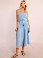 Light blue jean αμάνικο midi κλος φόρεμα, με κρουαζέ στην πλάτη, ρυθμιζόμενα κορδόνια, εξωτερικό φερμουάρ στο πλάι και τετράγωνες τσέπες πίσω και άνοιγμα μπροστά MOLLY BRACKEN