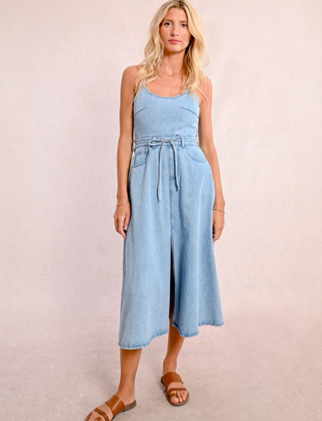 Light blue jean αμάνικο midi κλος φόρεμα, με κρουαζέ στην πλάτη, ρυθμιζόμενα κορδόνια, εξωτερικό φερμουάρ στο πλάι και τετράγωνες τσέπες πίσω και άνοιγμα μπροστά MOLLY BRACKEN