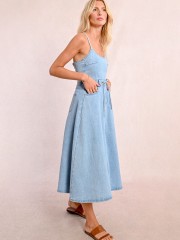 Light blue jean αμάνικο midi κλος φόρεμα, με κρουαζέ στην πλάτη, ρυθμιζόμενα κορδόνια, εξωτερικό φερμουάρ στο πλάι και τετράγωνες τσέπες πίσω και άνοιγμα μπροστά MOLLY BRACKEN