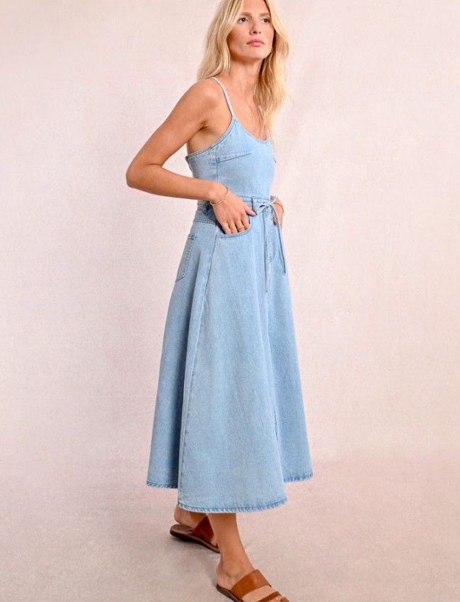 Light blue jean αμάνικο midi κλος φόρεμα, με κρουαζέ στην πλάτη, ρυθμιζόμενα κορδόνια, εξωτερικό φερμουάρ στο πλάι και τετράγωνες τσέπες πίσω και άνοιγμα μπροστά MOLLY BRACKEN