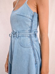 Light blue jean αμάνικο midi κλος φόρεμα, με κρουαζέ στην πλάτη, ρυθμιζόμενα κορδόνια, εξωτερικό φερμουάρ στο πλάι και τετράγωνες τσέπες πίσω και άνοιγμα μπροστά MOLLY BRACKEN