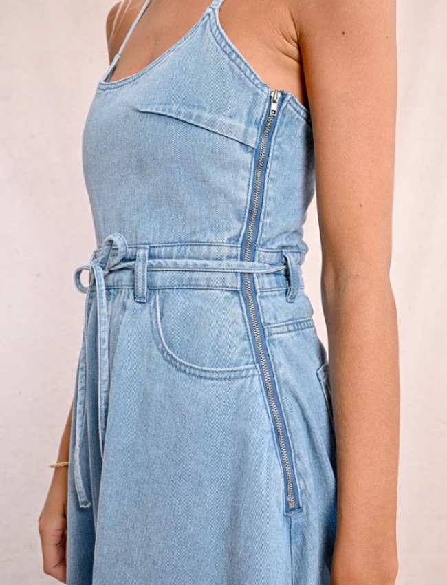 Light blue jean αμάνικο midi κλος φόρεμα, με κρουαζέ στην πλάτη, ρυθμιζόμενα κορδόνια, εξωτερικό φερμουάρ στο πλάι και τετράγωνες τσέπες πίσω και άνοιγμα μπροστά MOLLY BRACKEN
