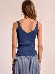 Μπλε indigo πλεκτή αμάνικη μπλούζα, σε rib ύφανση, V-λαιμόκοψη και λεπτομέρειες δαντέλα στα τελειώματα  MOLLY BRACKEN