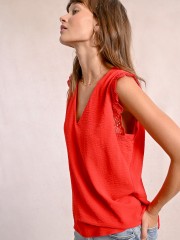 Κόκκινη αμάνικη μπλούζα, σε ίσια γραμμή και broderie λεπτομέρειες στους ώμους Molly Bracken 