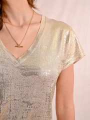 Μπεζ-χρυσή lurex ελαστική κοντομάνικη μπλούζα, σε ίσια γραμμή, με ρεγκλάν μανικοκόλληση και V-λαιμόκοψη Molly Bracken 