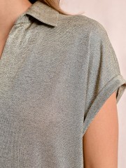 Μπεζ lurex κοντομάνικη μπλούζα, σε ίσια γραμμή, με V-λαιμόκοψη στο πέτο γιακά, ρεγκλάν μανικοκόλληση και ρεβέρ στα μανίκια MOLLY BRACKEN