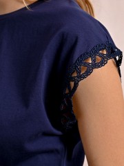 Μπλε κοντομάνικη βαμβακερή μπλούζα, με ανοιχτή στρογγυλή λαιμόκοψη, ρεγκλάν μανικοκόλληση και ιδιαίτερο πλεκτό τελείωμα Molly Bracken