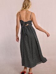 Πουά μαύρο αμάνικο midi φόρεμα σε Α-γραμμή με λεπτές ρυθμιζόμενες τιράντες, κορδόνι στο μπούστο και μικρό λάστιχο  στην πλάτη με ρυθμιζόμενό φιόγκο Molly Bracken