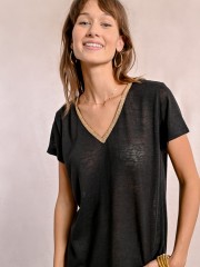 Μαύρη ημιδιάφανη πλεκτή κοντομάνικη μπλούζα, σε ίσια γραμμή, με χρυσή διακοσμητική αλυσίδα στην V -λαιμόκοψη Molly Bracken 