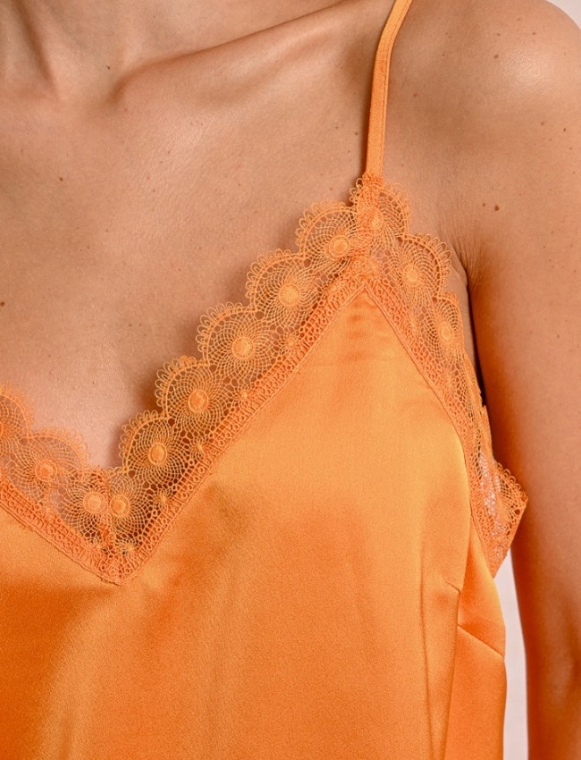 Πορτοκαλί αμάνικο σατέν lingerie σε ίσια γραμμή με λεπτές ρυθμιζόμενες τιράντες και δαντέλα στο τελείωμα Molly Bracken