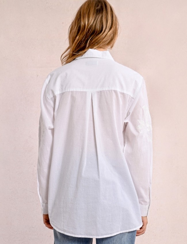 Λευκό μακρυμάνικο oversized πουκάμισο, με πέτο γιακά, κεντημένα λουλούδια, ελαφρώς ασυμμετρία και κλείσιμο με κουμπιά μπροστά  Molly Bracken 